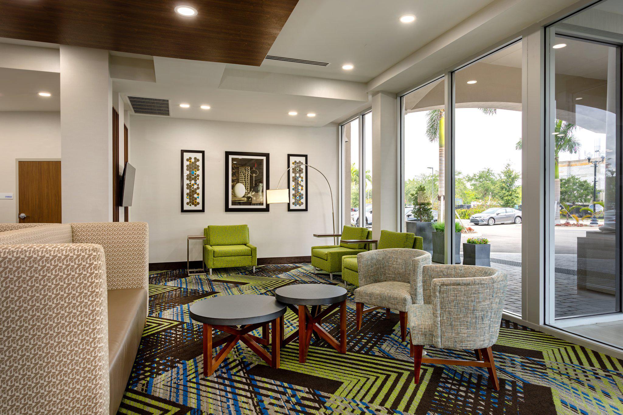 Фото Holiday Inn Express and Suites Miramar, an Ihg Hotel