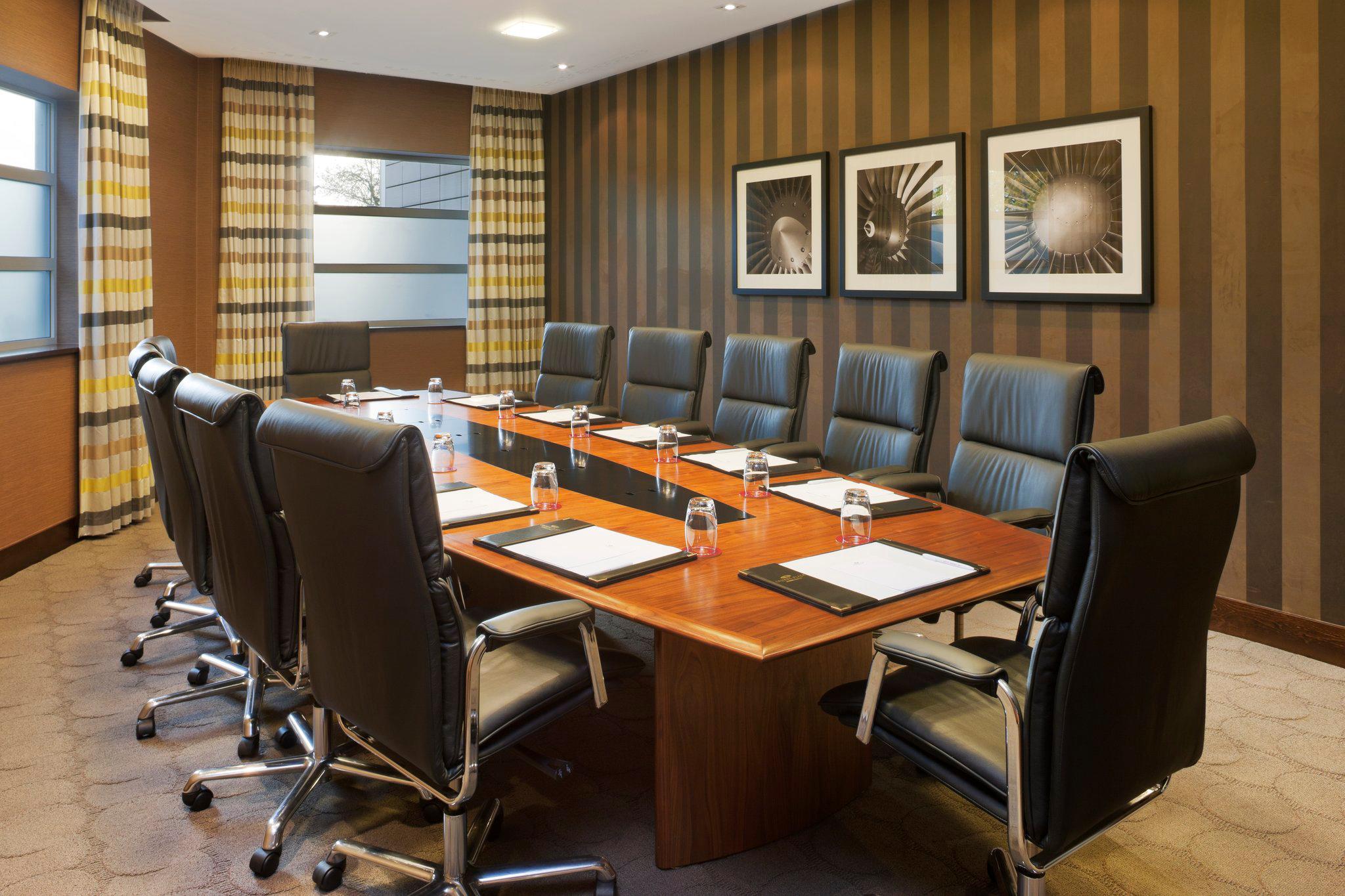 Фото Crowne Plaza London - Gatwick Airport