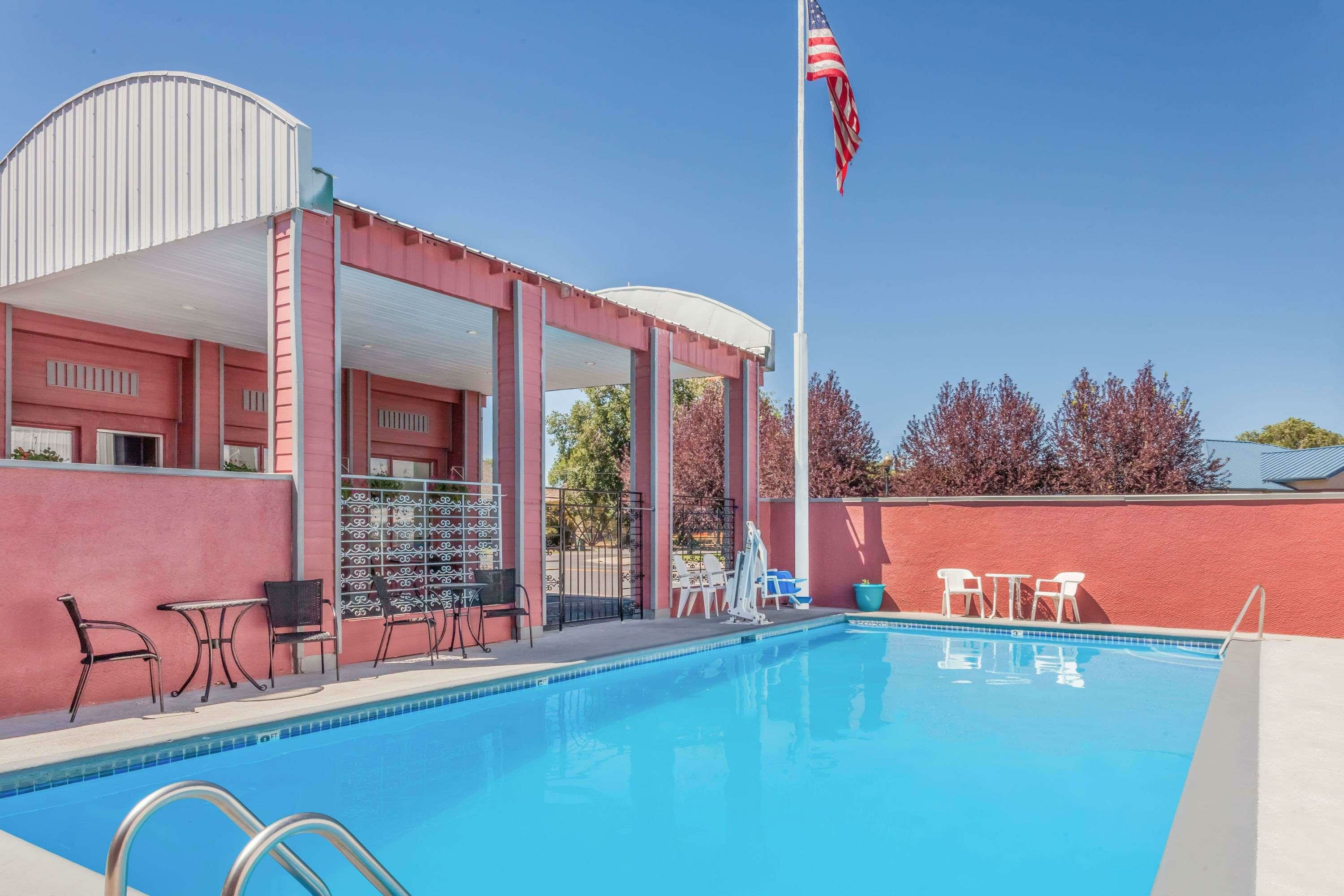 Фото Days Inn by Wyndham Burns