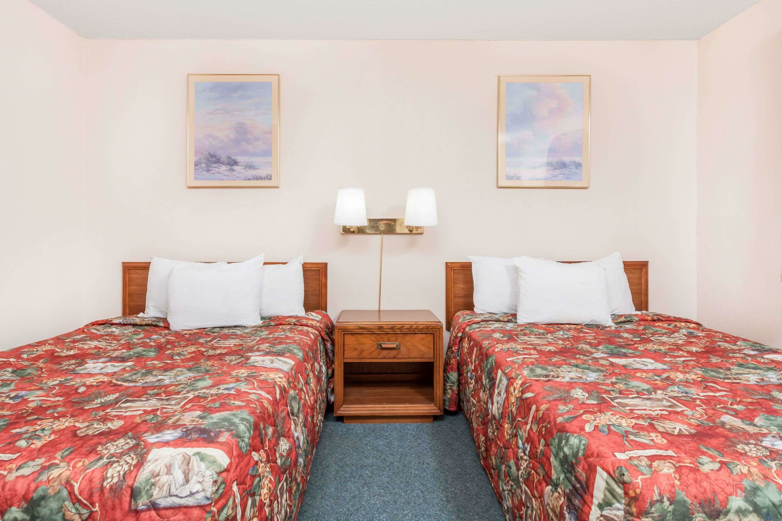 Фото Days Inn by Wyndham Burns