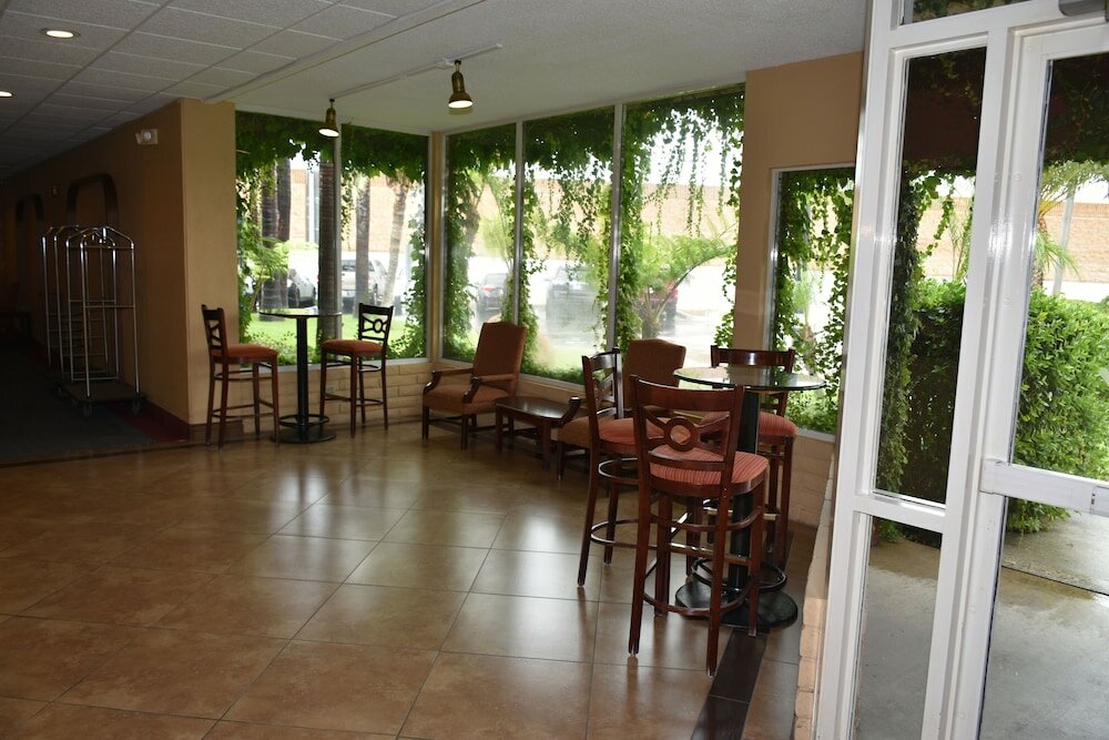 Фото Ontario Airport Inn