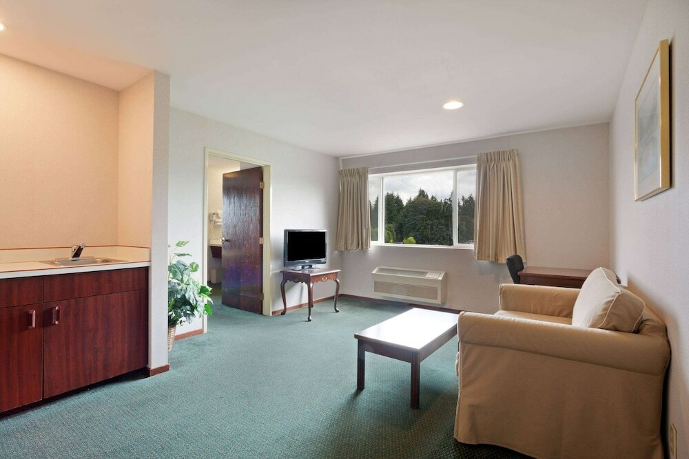 Фото Days Inn by Wyndham Seatac Airport