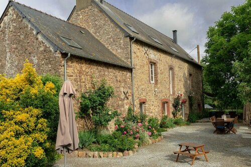 Гостиница Le Moulin des Forges - Chambres d'Hôtes et Roulottes в Лавале