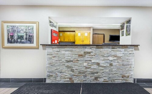 Гостиница Super 8 by Wyndham Sterling Heights/Detroit Area в Медисон Хайтс