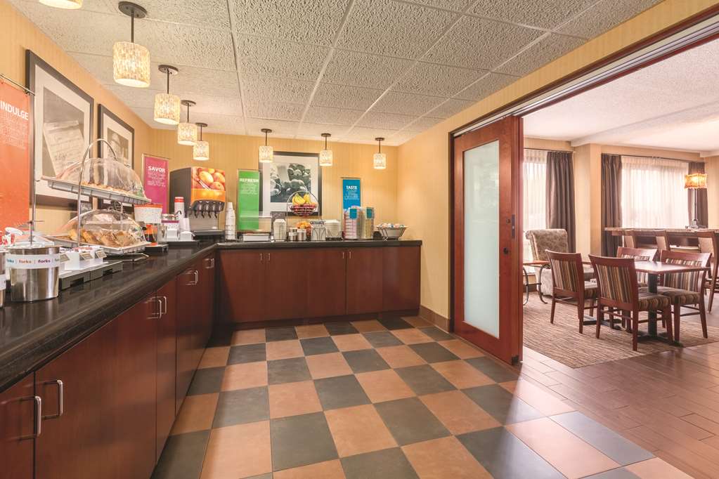 Фото Hampton Inn Des Moines-Airport