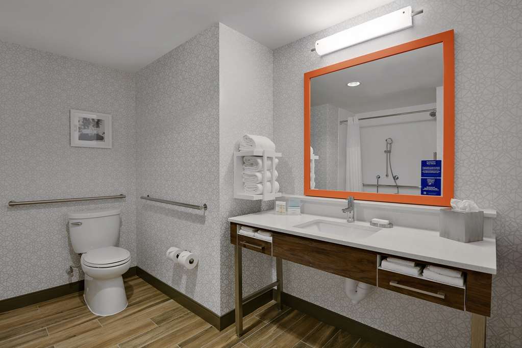 Фото Hampton Inn Salem Boston