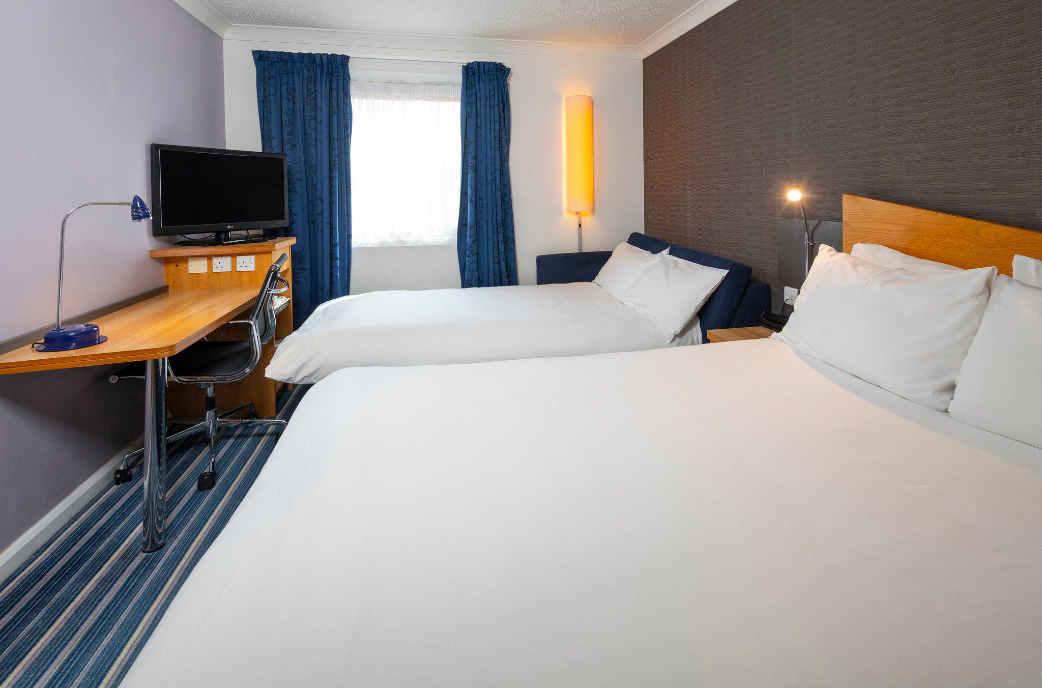 Фото Holiday Inn Express London Chingford