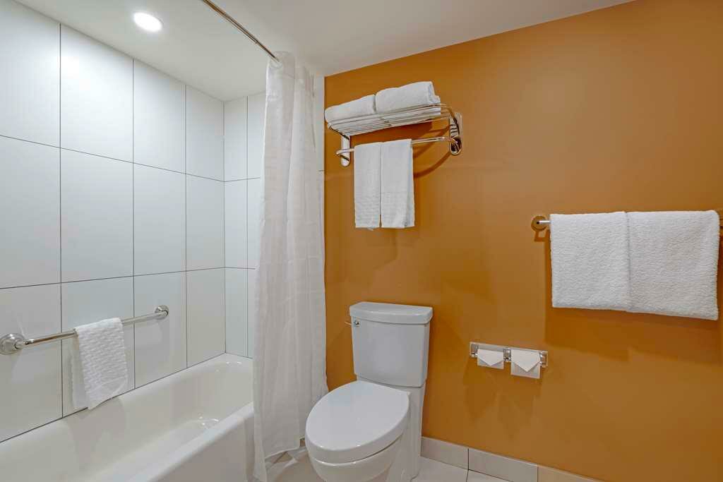 Фото Best Western Plus Emerald Isle Hotel