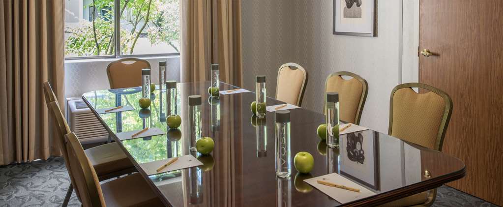 Фото DoubleTree by Hilton Chicago Wood Dale - Elk Grove