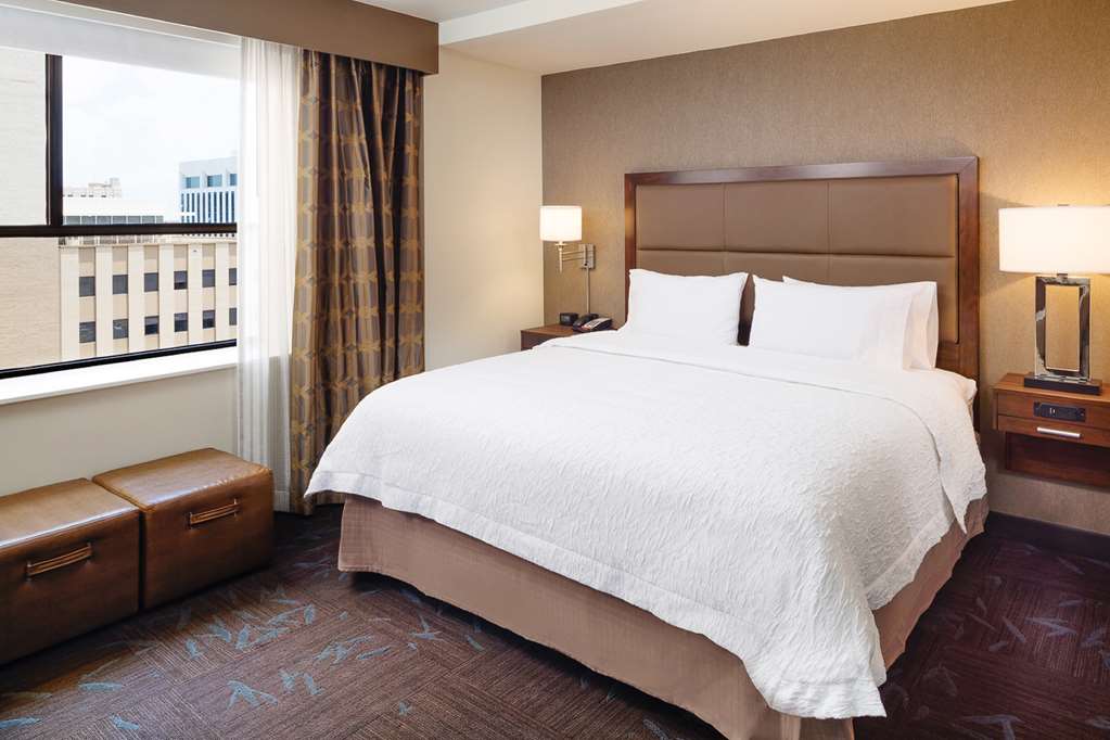Фото Hampton Inn & Suites Dallas Downtown