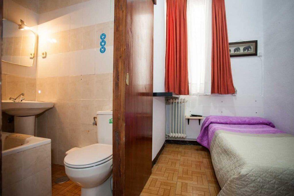 Фото Hostal Los Arcos