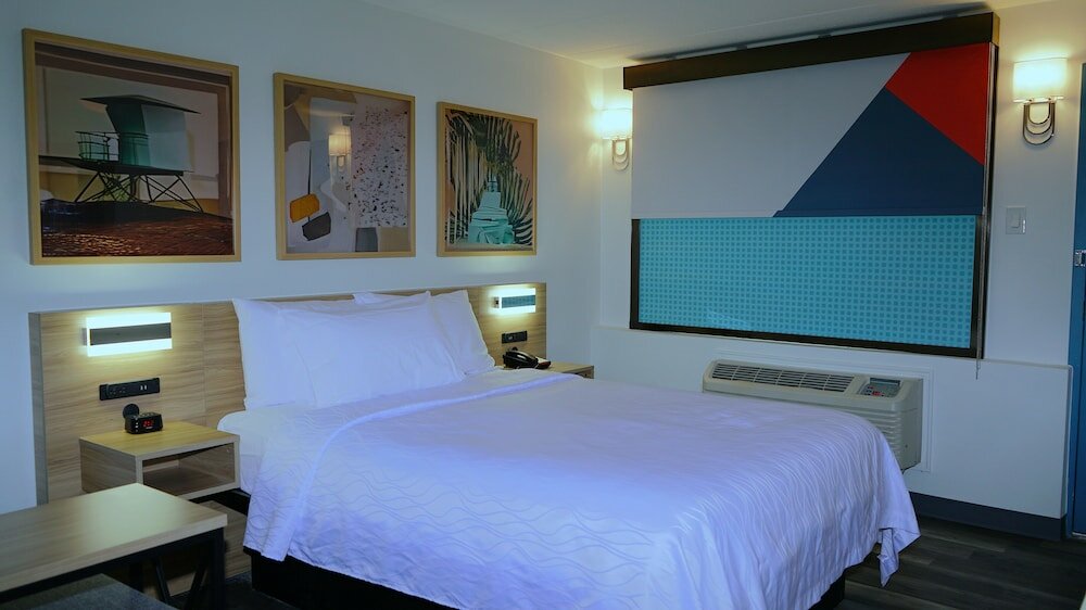 Фото Airport Waterfront Inn