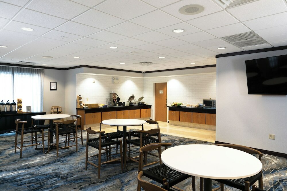 Фото Fairfield Inn & Suites by Marriott Milwaukee Airport