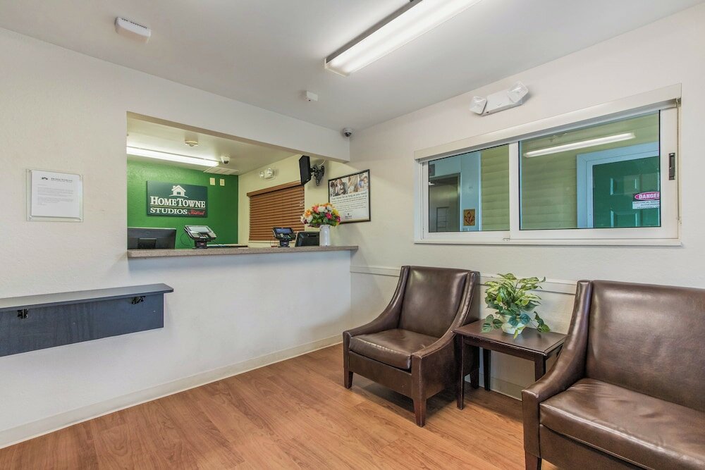 Фото HomeTowne Studios by Red Roof Fort Lauderdale