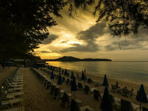 Гостиница Amora Beach Resort Phuket на пляже Сурин