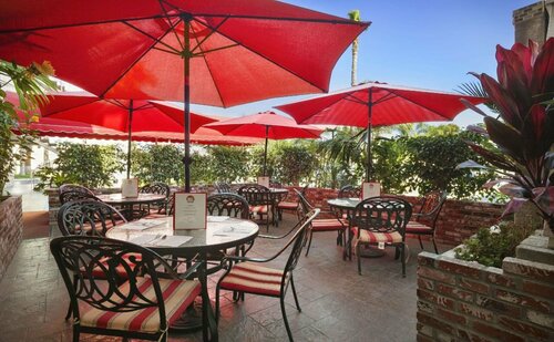 Гостиница Ramada by Wyndham Costa Mesa/Newport Beach в Коста-Меса