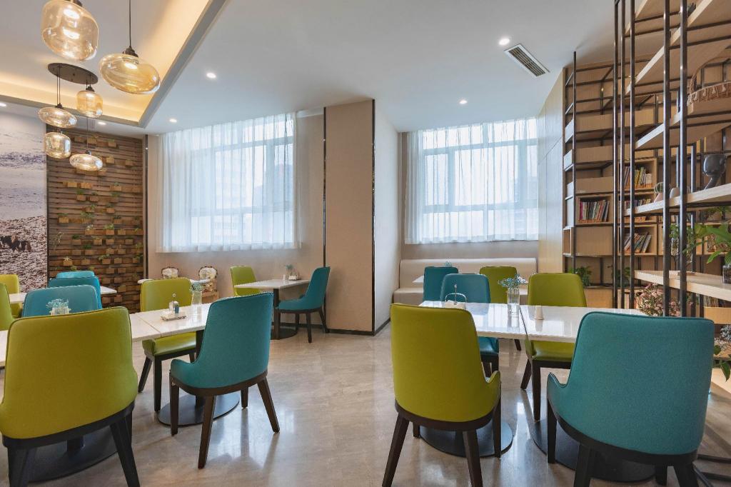 Фото Atour Hotel Urumqi People's Cinema
