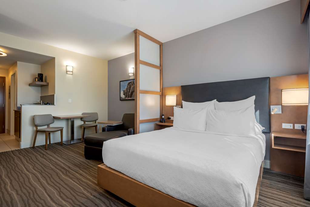 Фото Best Western Plus Sawridge Suites