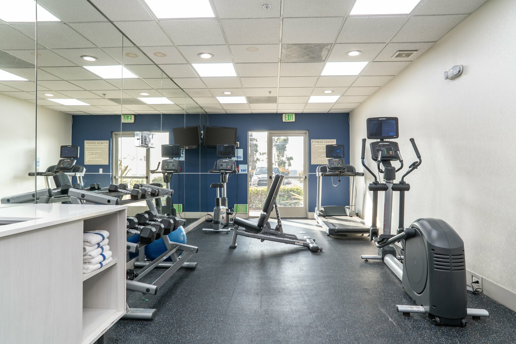 Фото Holiday Inn Express & Suites San Diego Otay Mesa