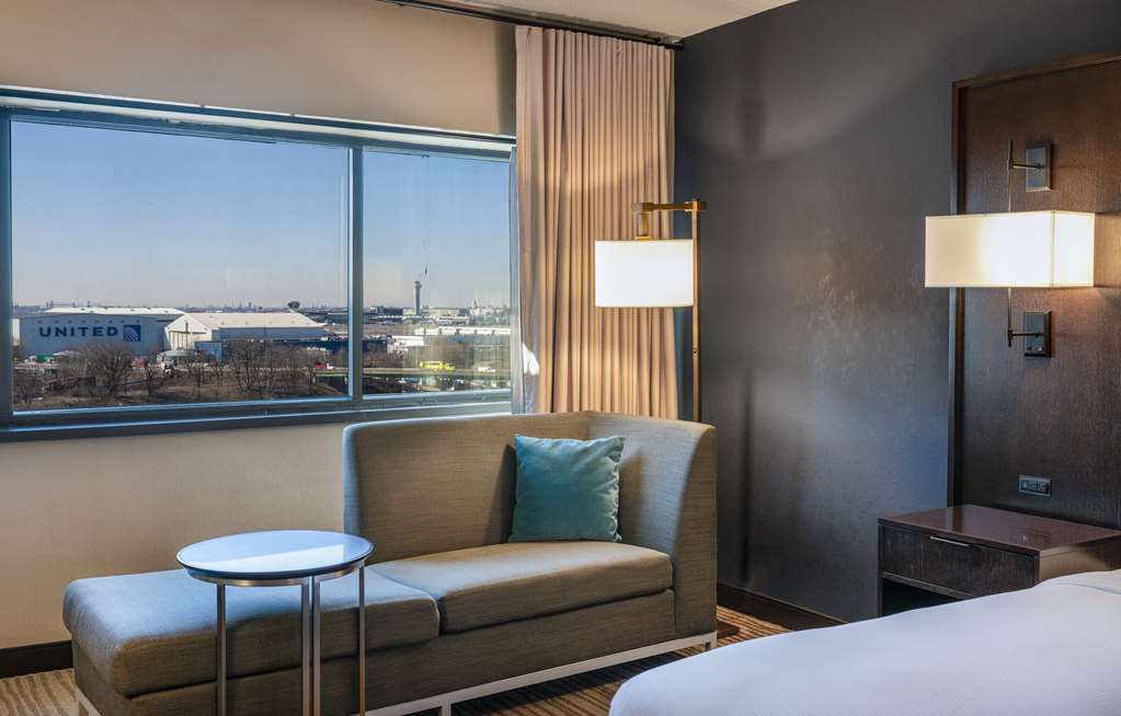 Фото DoubleTree by Hilton Hotel Newark Airport
