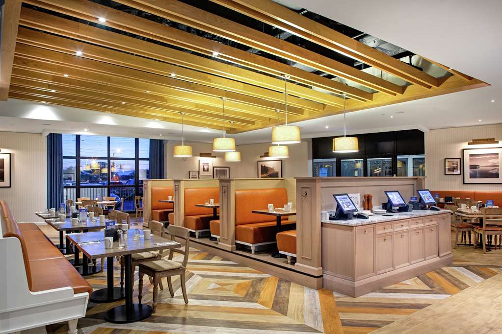 Фото DoubleTree by Hilton Toronto Airport