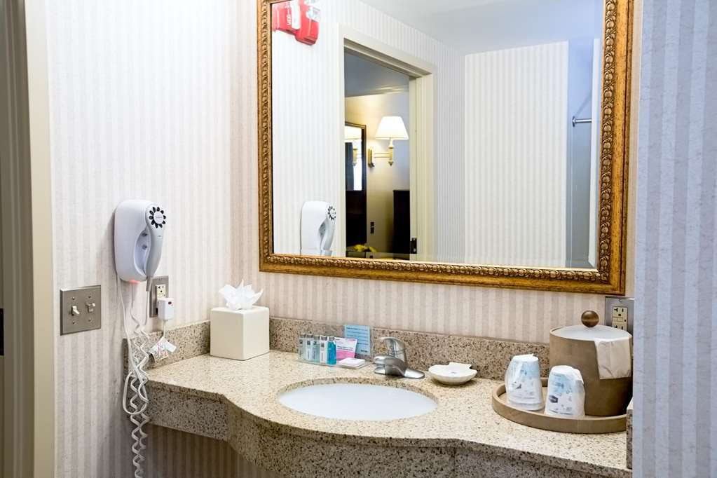 Фото Hampton Inn Raynham Taunton