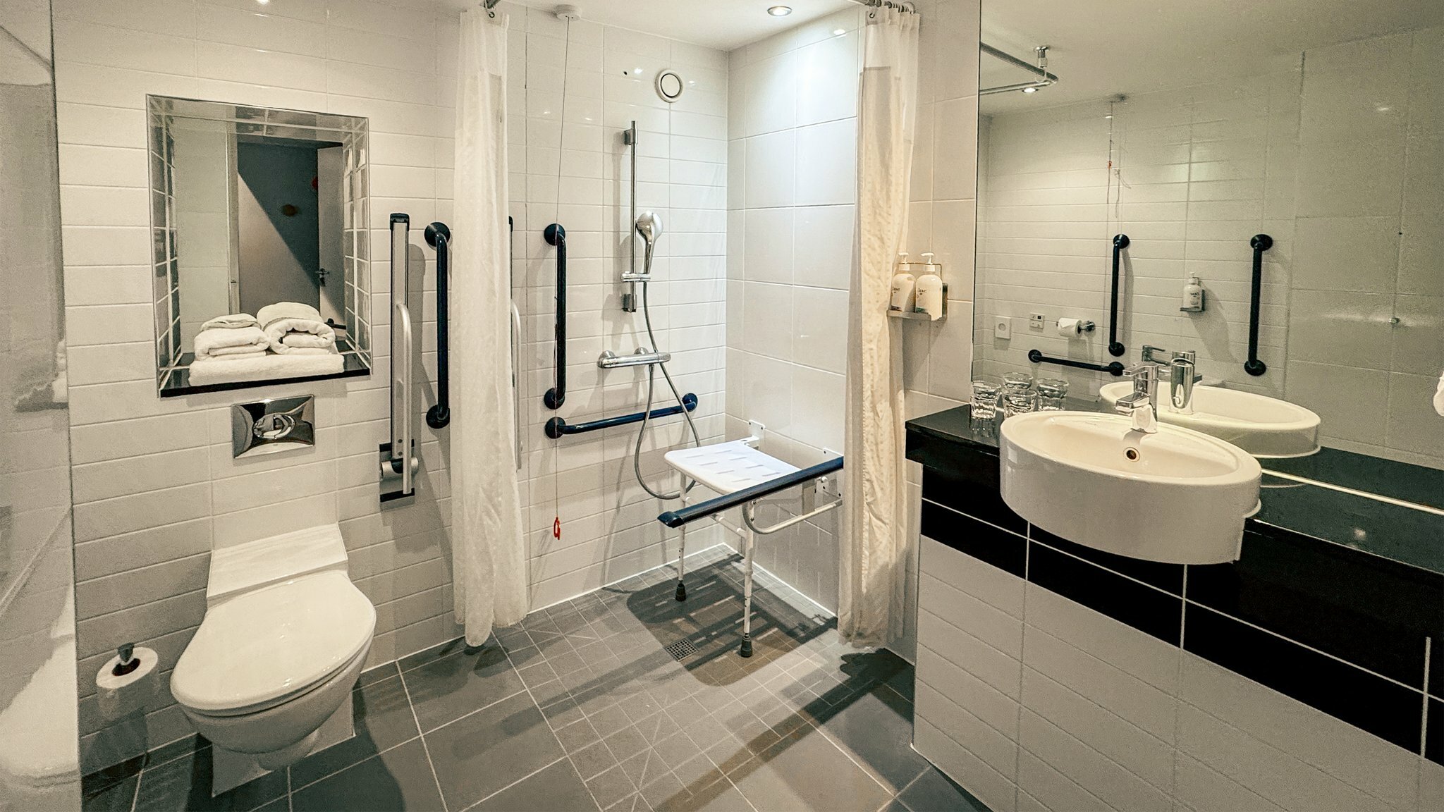 Фото Holiday Inn Express London - Stratford, an Ihg Hotel