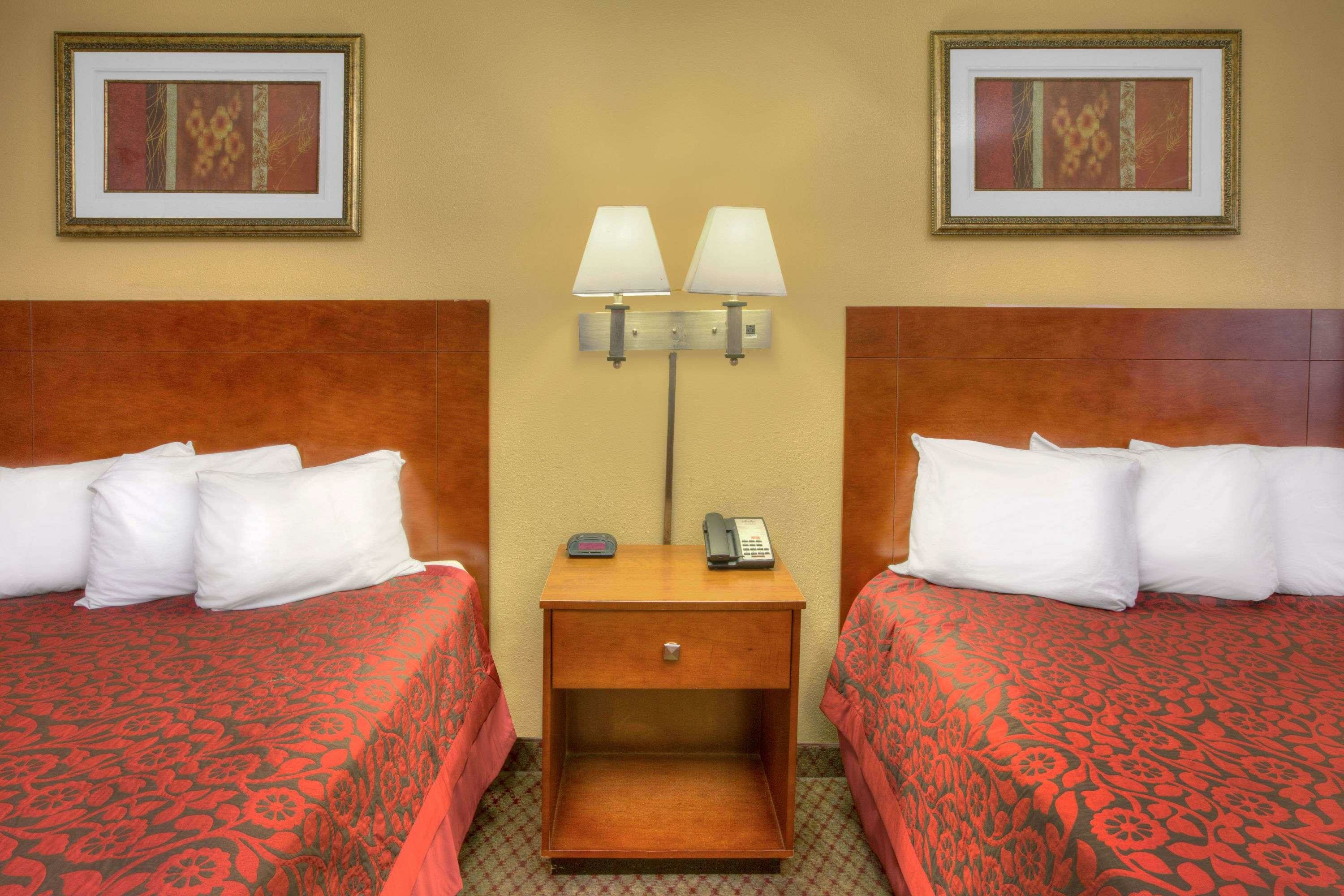 Фото Days Inn by Wyndham Gulfport