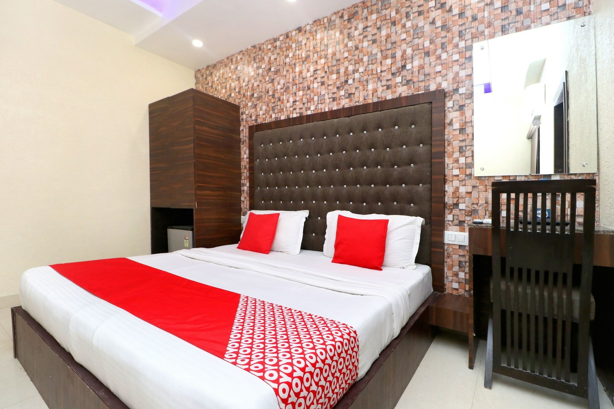 Фото Azaad Lifestyle Hotel by Oyo Rooms