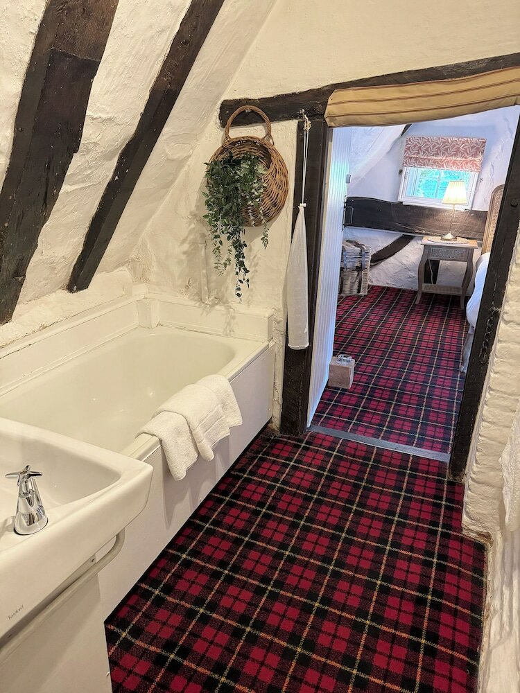 Фото Thatched Cottage Hotel