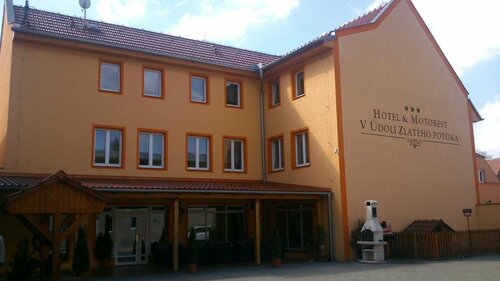 Гостиница Hotel & Motorest V ÚdolÍ ZlatÉho Potoka в Жатеце