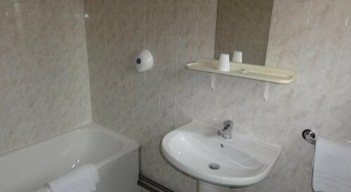 Гостиница Symp'hotel в Ла-Туре-дю-Пене