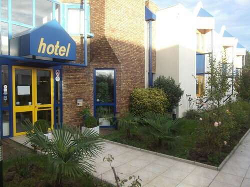 Гостиница Rev'Hotel Coignières в Версале