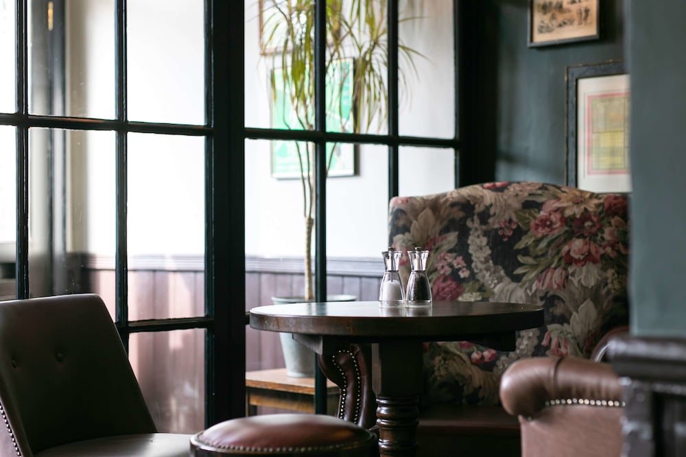 Фото The Rose & Crown Wimbledon