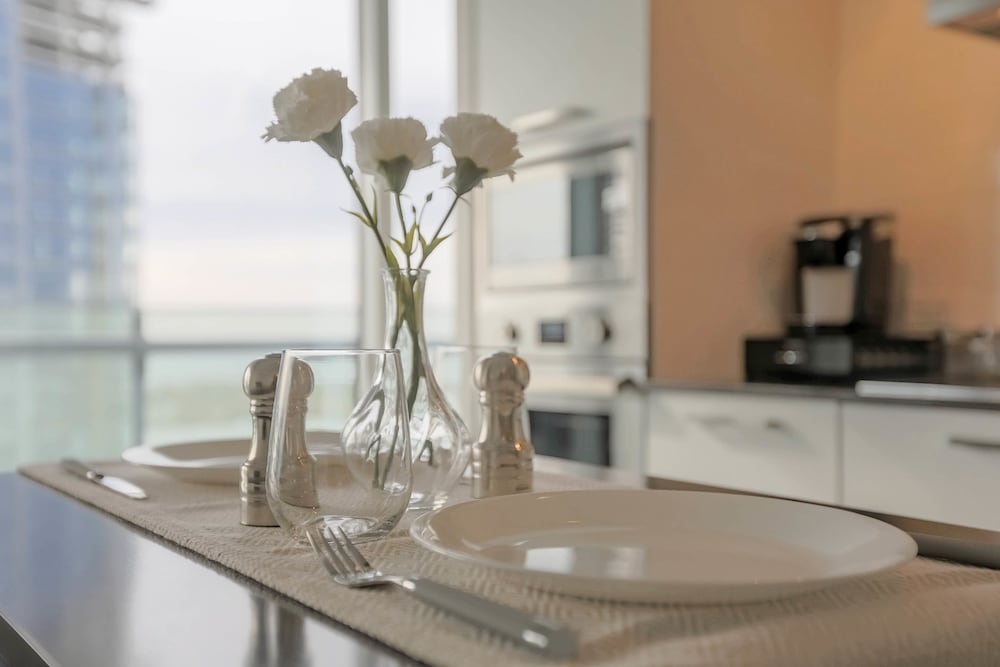 Фото Noel Suites-York St and Lakeshore Blvd
