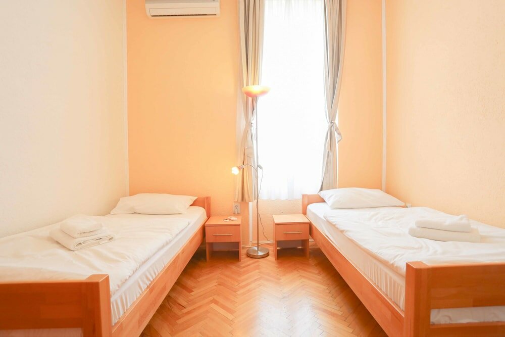 Фото Pigeon Square Rooms