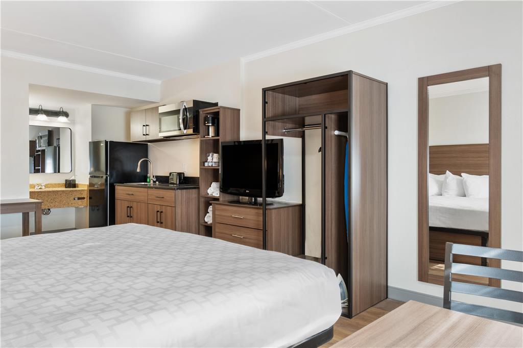 Фото Best Western Plus Revere Inn & Suites