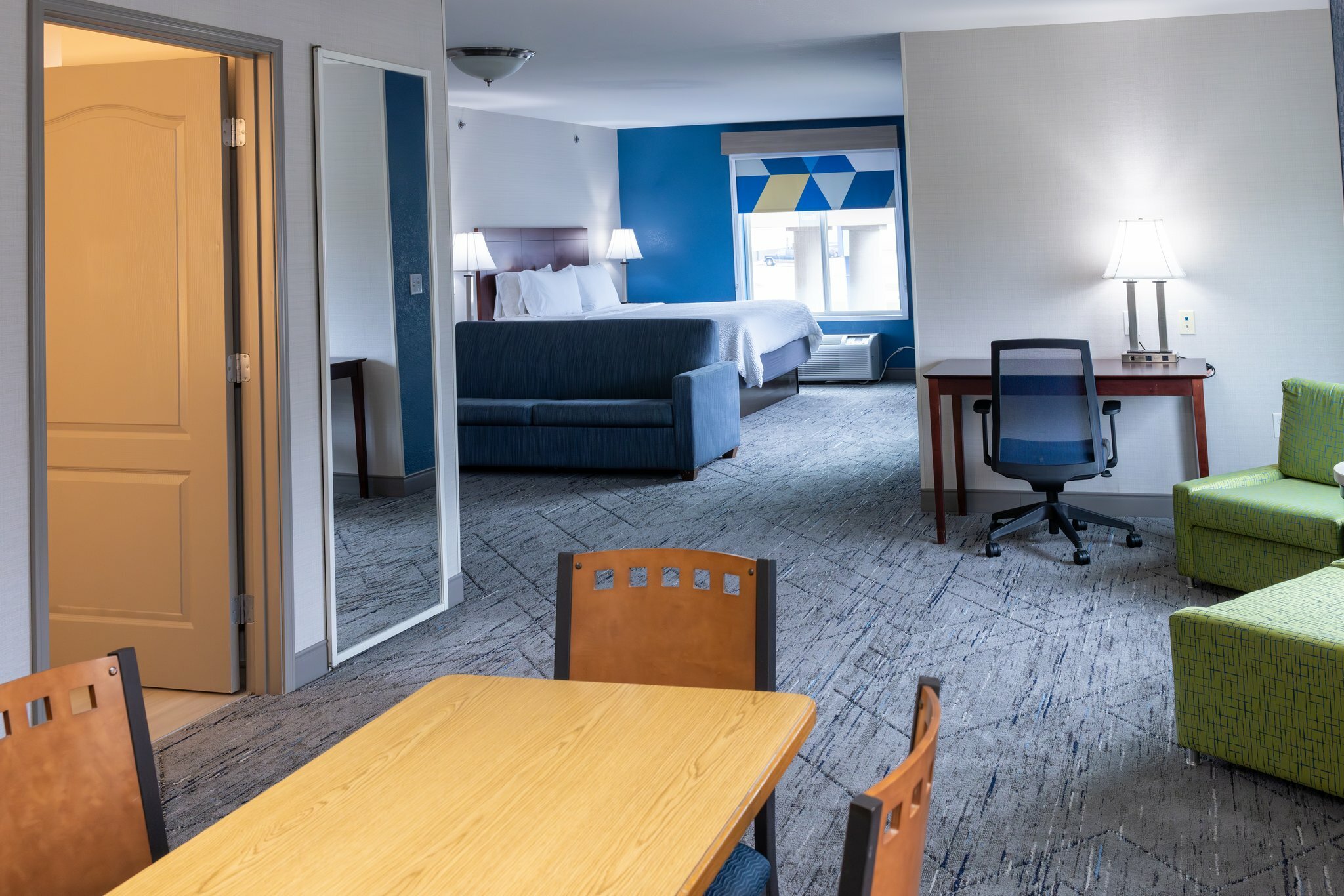 Фото Holiday Inn Express & Suites Wichita Airport, an Ihg Hotel