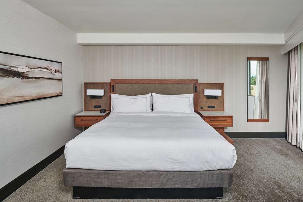 Фото DoubleTree by Hilton Fullerton