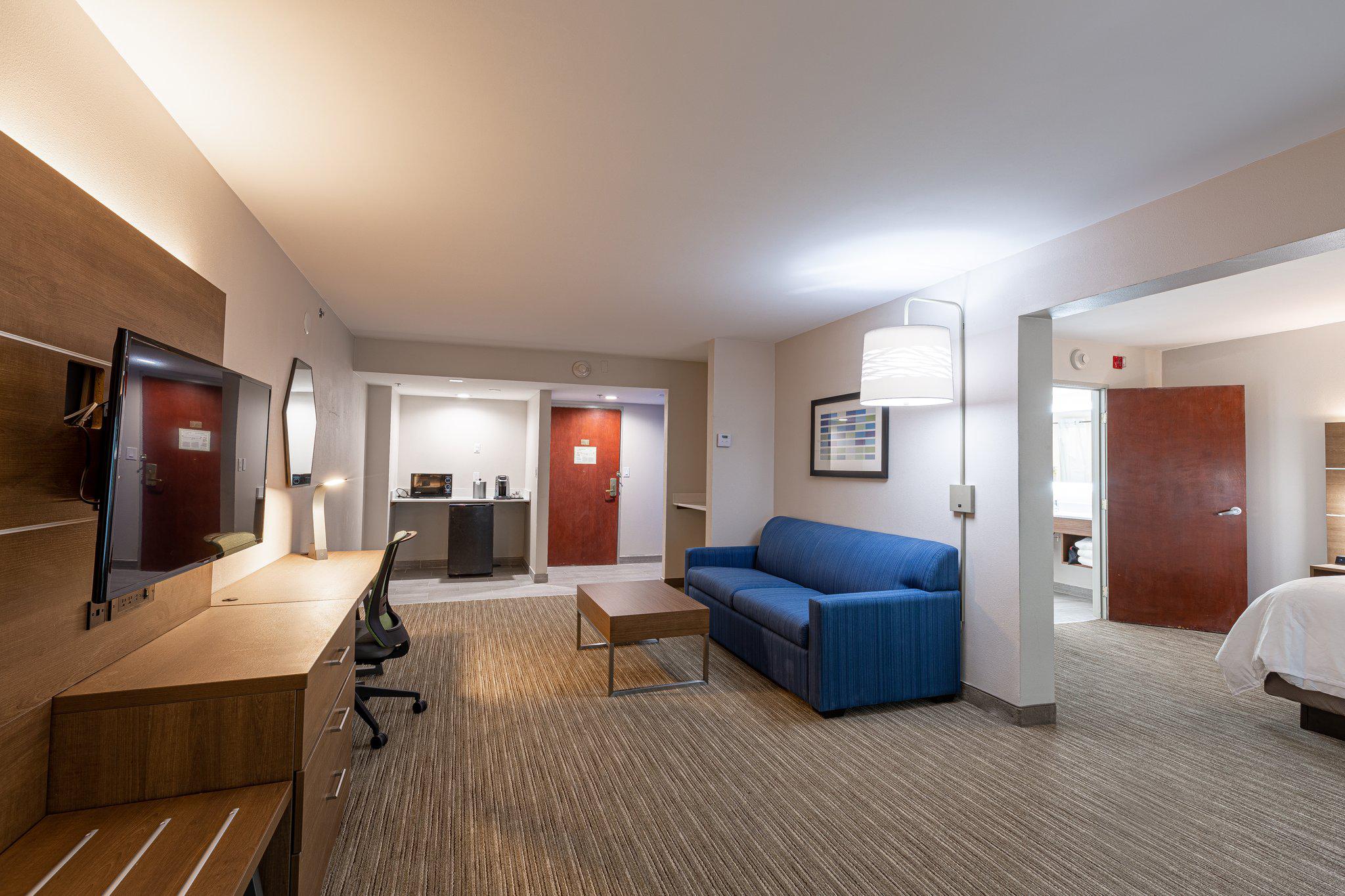 Фото Holiday Inn Express And Suites Arlington North - Stadium Area, an Ihg Hotel