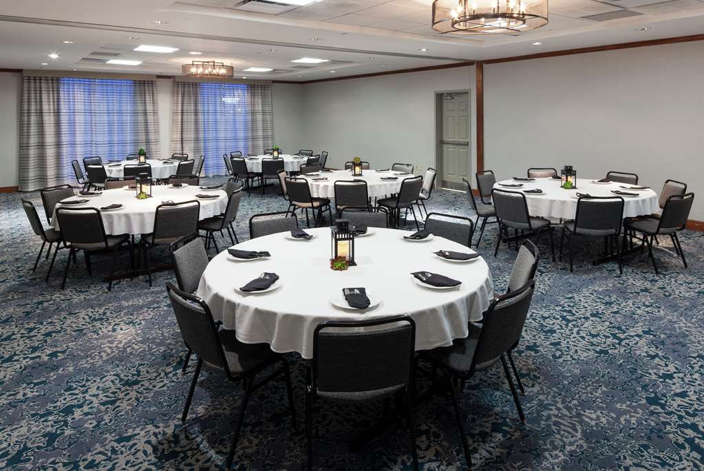 Фото Hilton Garden Inn Naperville/Warrenville