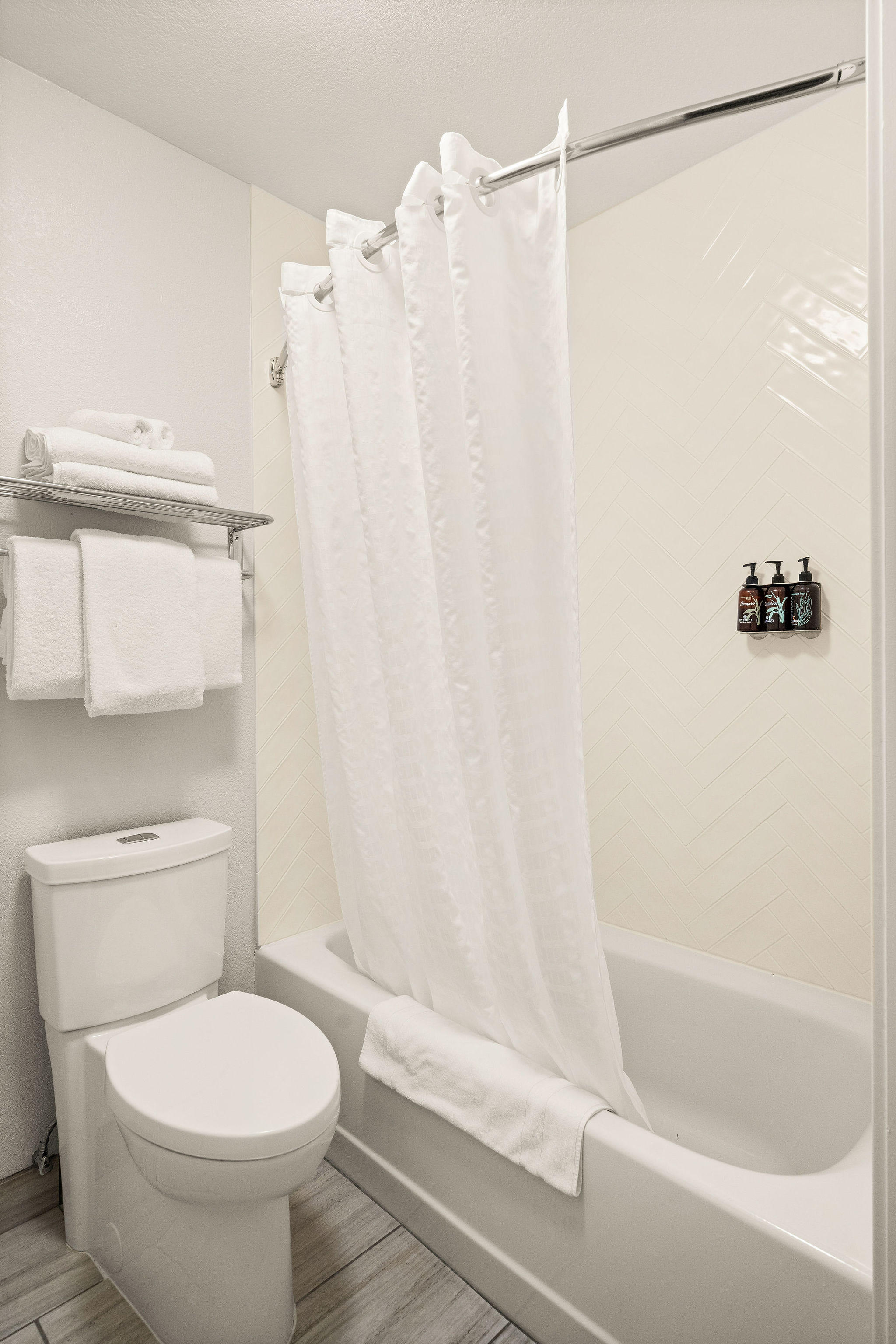 Фото Oxford Suites Redding