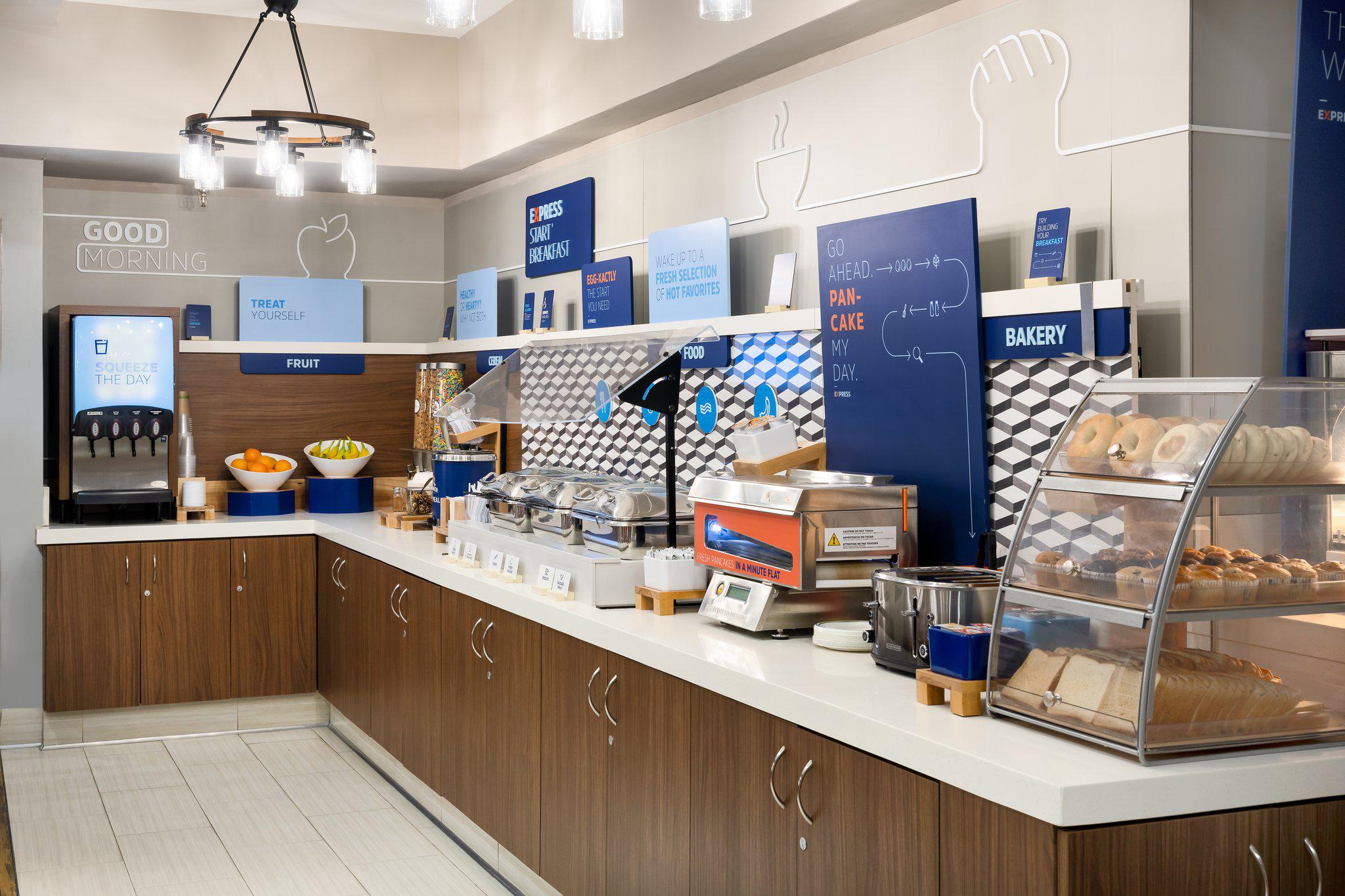 Фото Holiday Inn Express Simi Valley, an Ihg Hotel