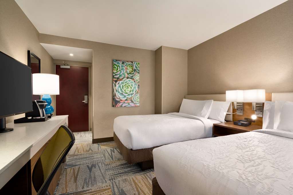 Фото Hilton Garden Inn New York Times Square South