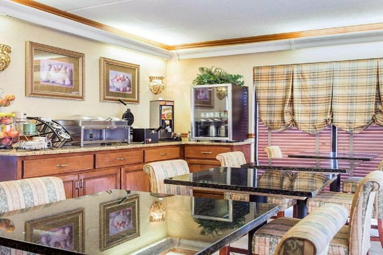 Фото Econo Lodge Inn & Suites