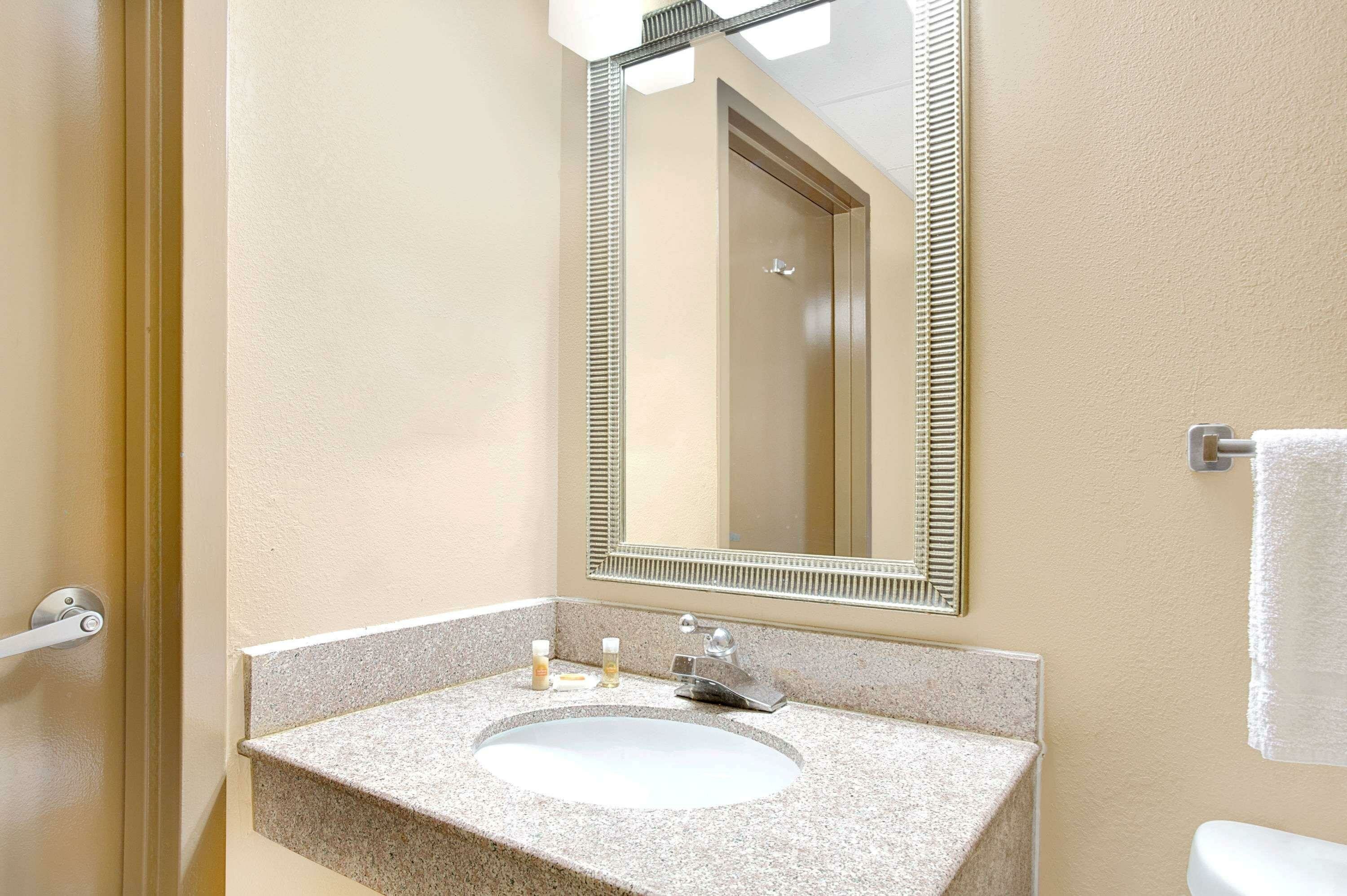 Фото Days Inn by Wyndham Newport News City Center Oyster Point