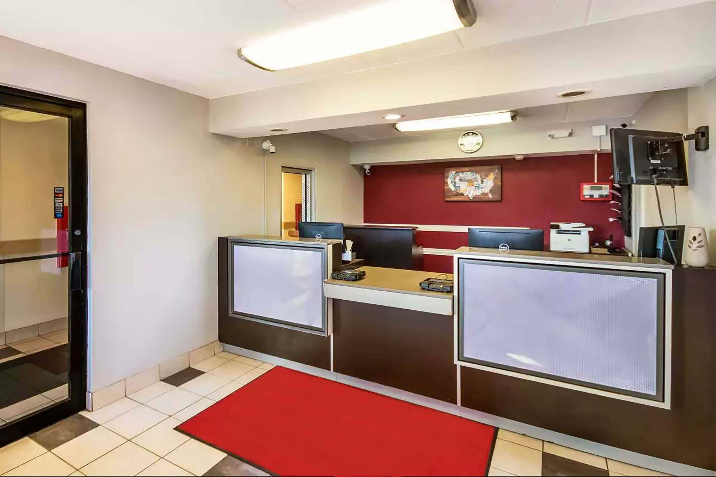 Фото Super 8 by Wyndham Charleston Wv