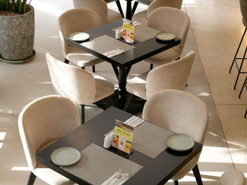Фото Mercure Larnaca Finikoudes Beach
