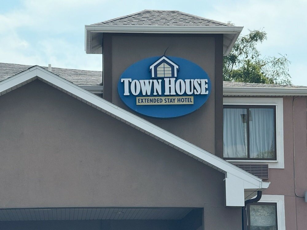 Фото Town House Extended Stay Hotel Downtown