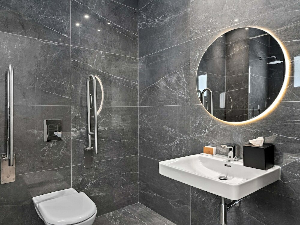 Фото Mercure Larnaca Finikoudes Beach
